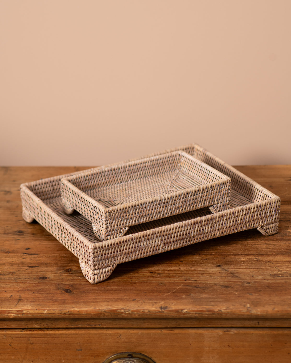 SET OF 2 RATTAN TRAYS WITH LEGS