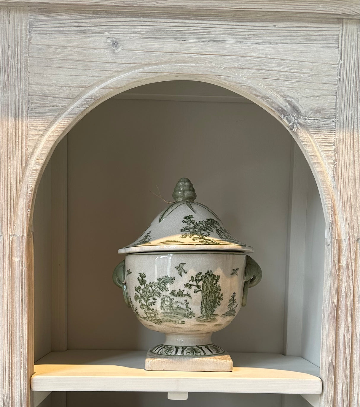 Parrot Palm Willow Urn