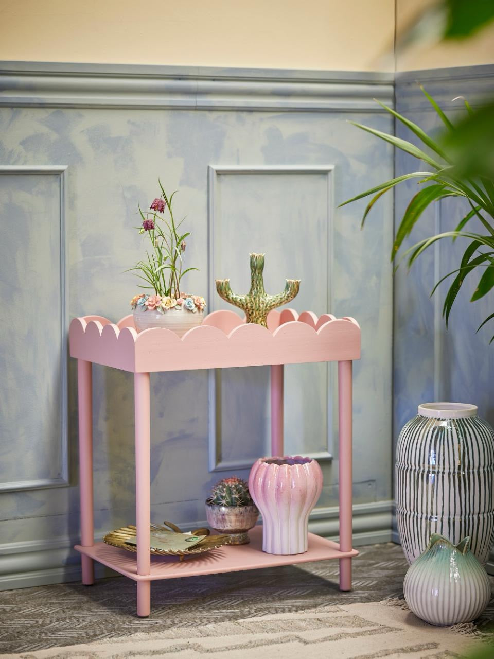 Isola Side Table, Rose, Pine, scalloped top