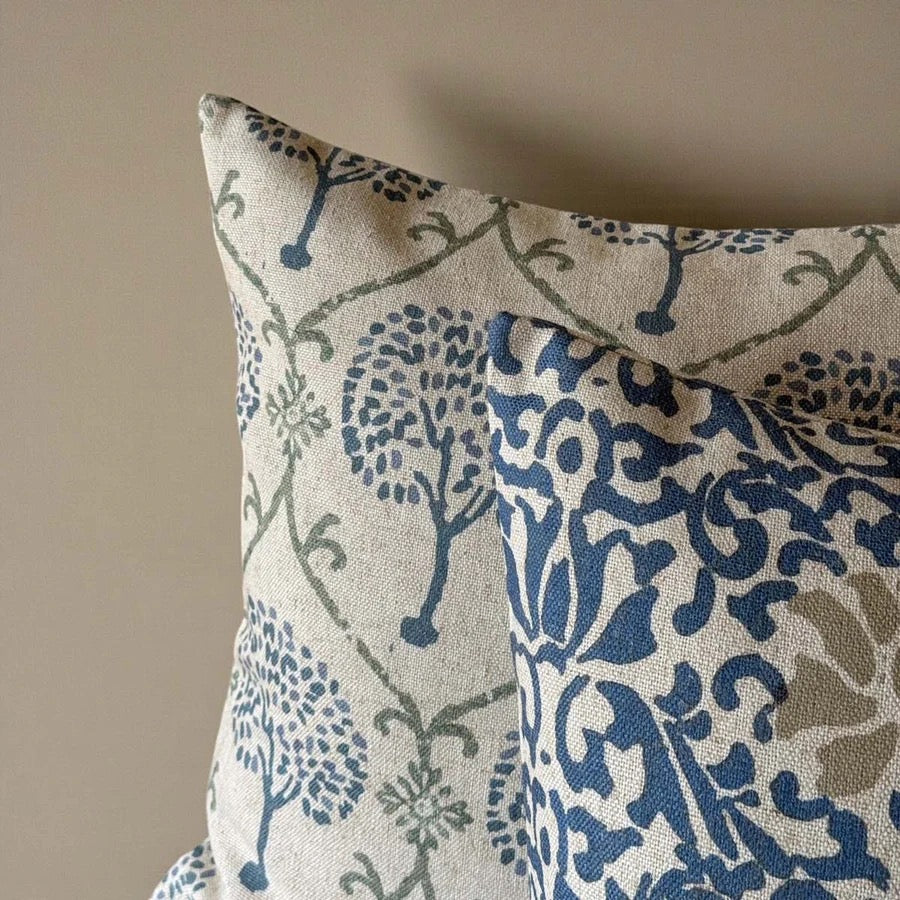 BRAMBLE BOUNCE NAT/BLUE CUSHION