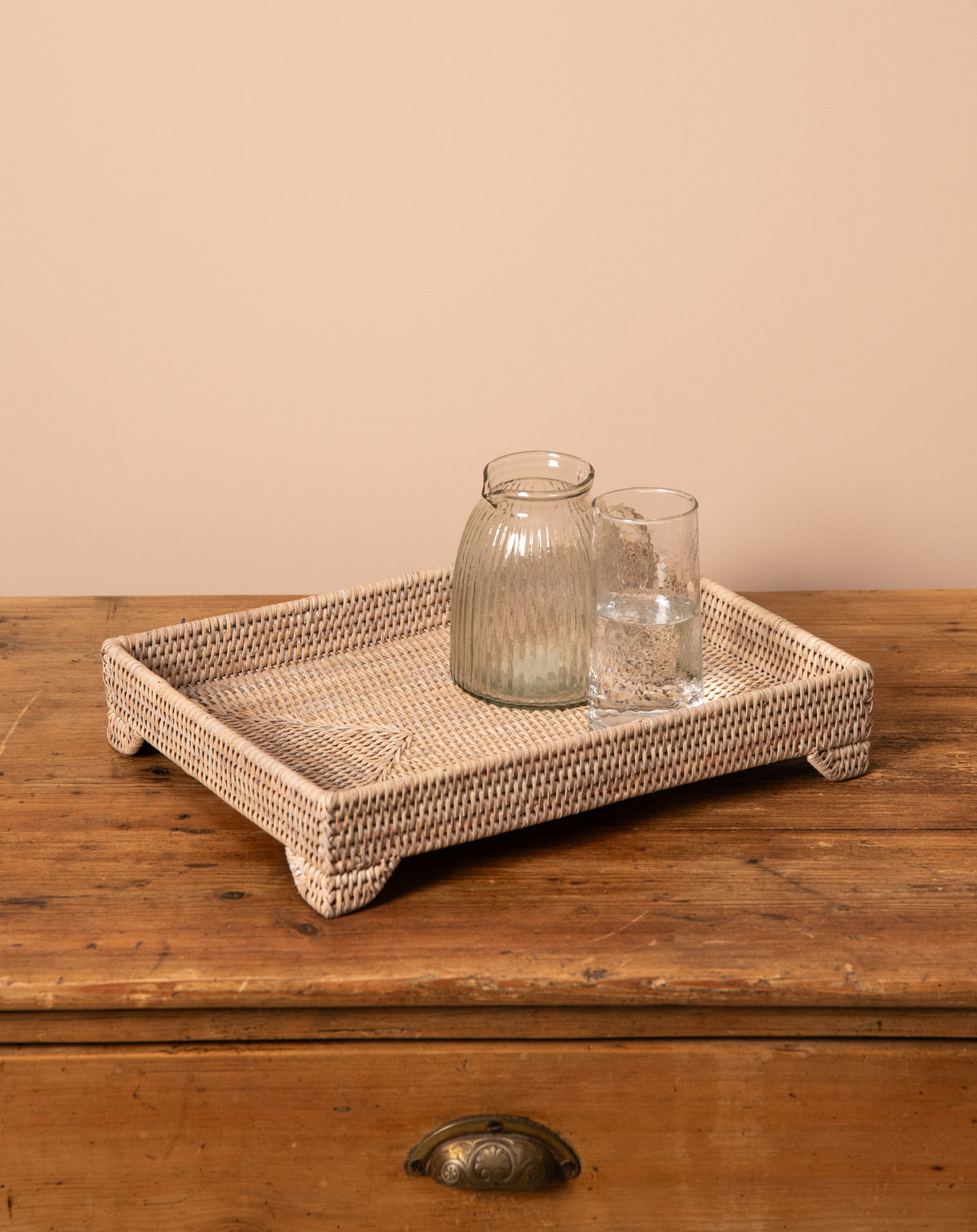 SET OF 2 RATTAN TRAYS WITH LEGS