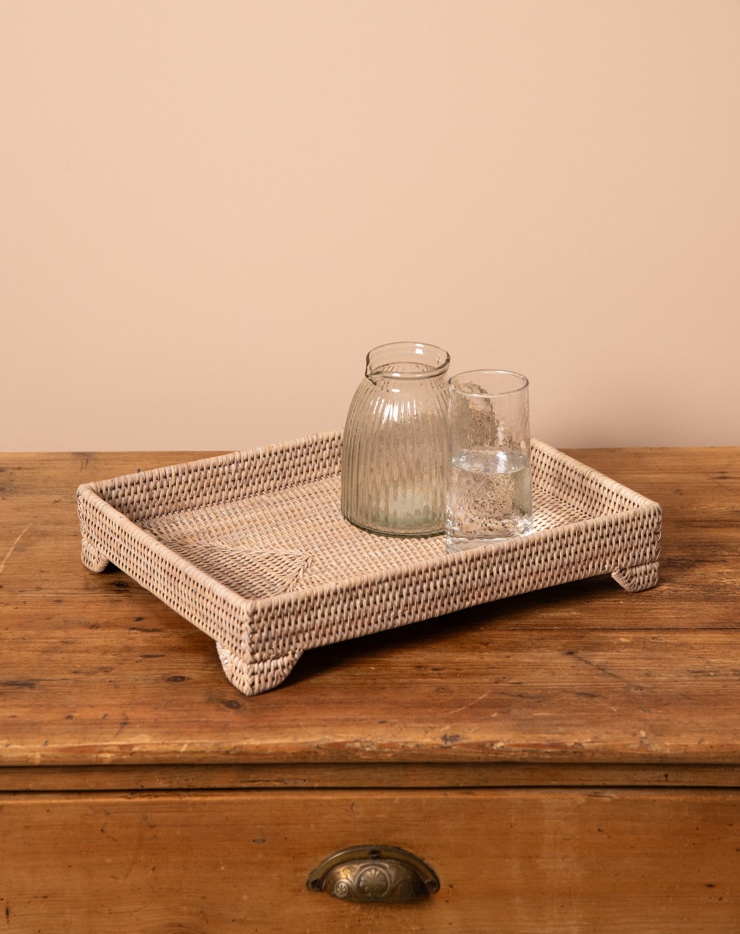 SET OF 2 RATTAN TRAYS WITH LEGS