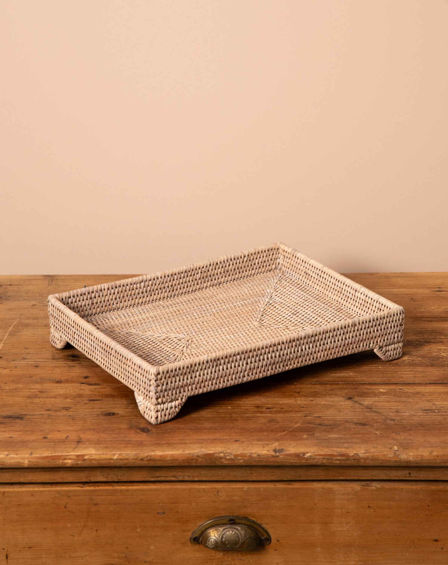 SET OF 2 RATTAN TRAYS WITH LEGS