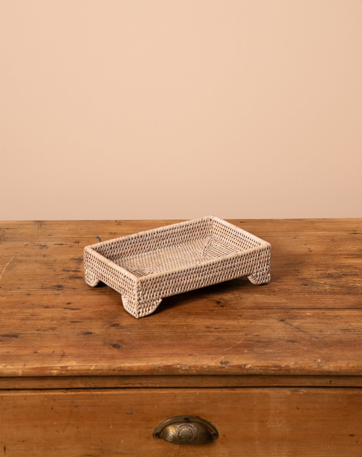 SET OF 2 RATTAN TRAYS WITH LEGS