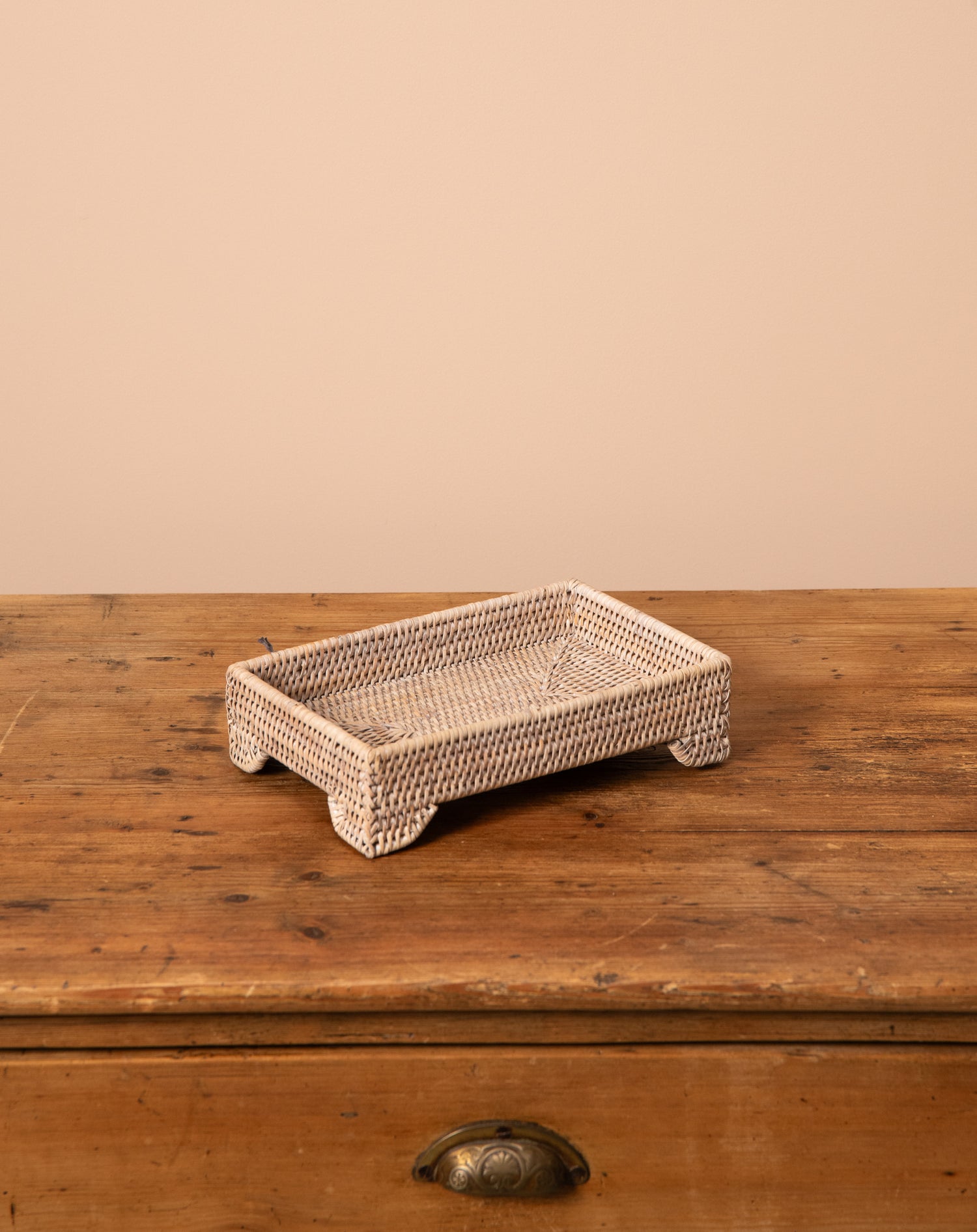 SET OF 2 RATTAN TRAYS WITH LEGS