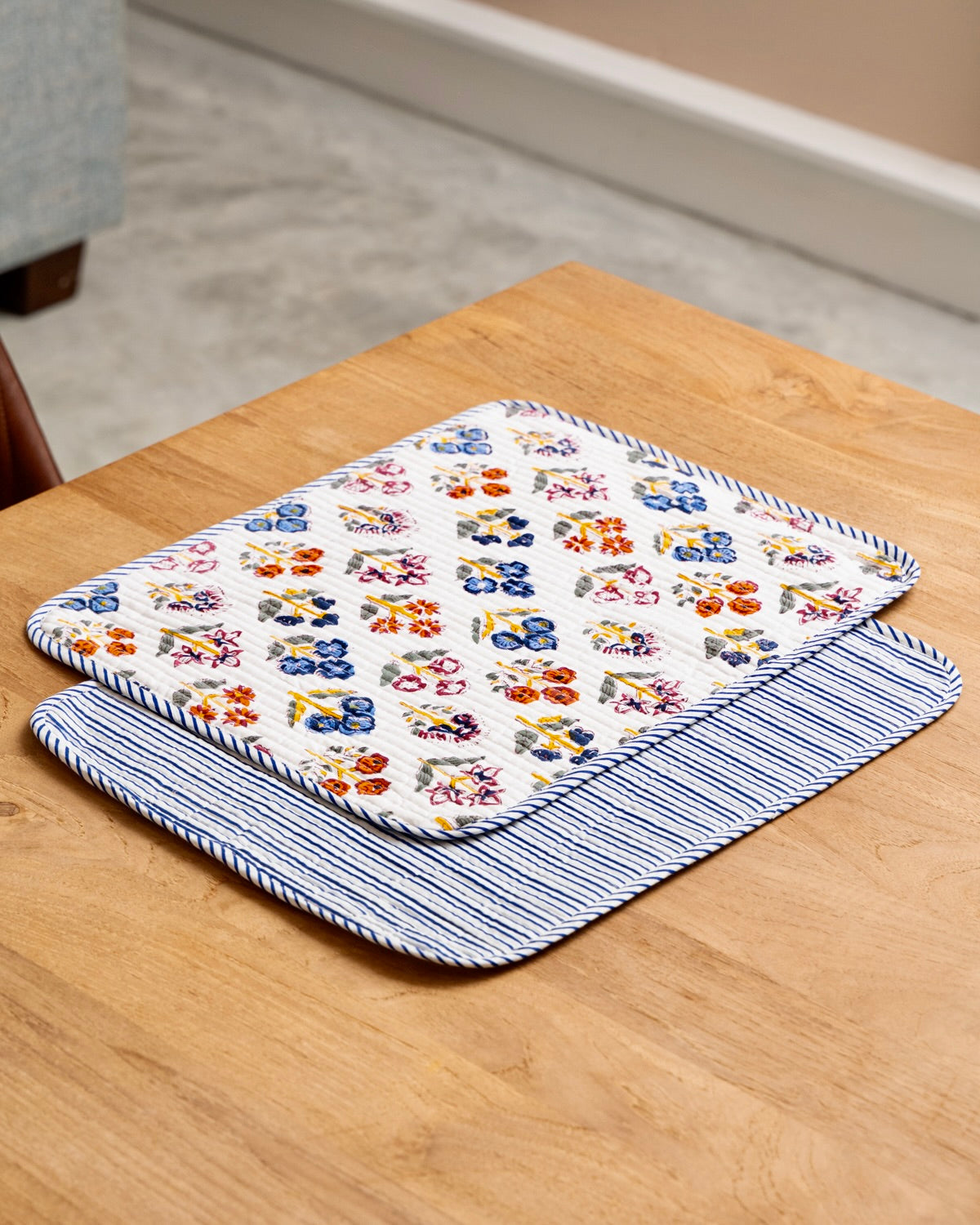 Traditional block print quilted placemat S/6 White floral