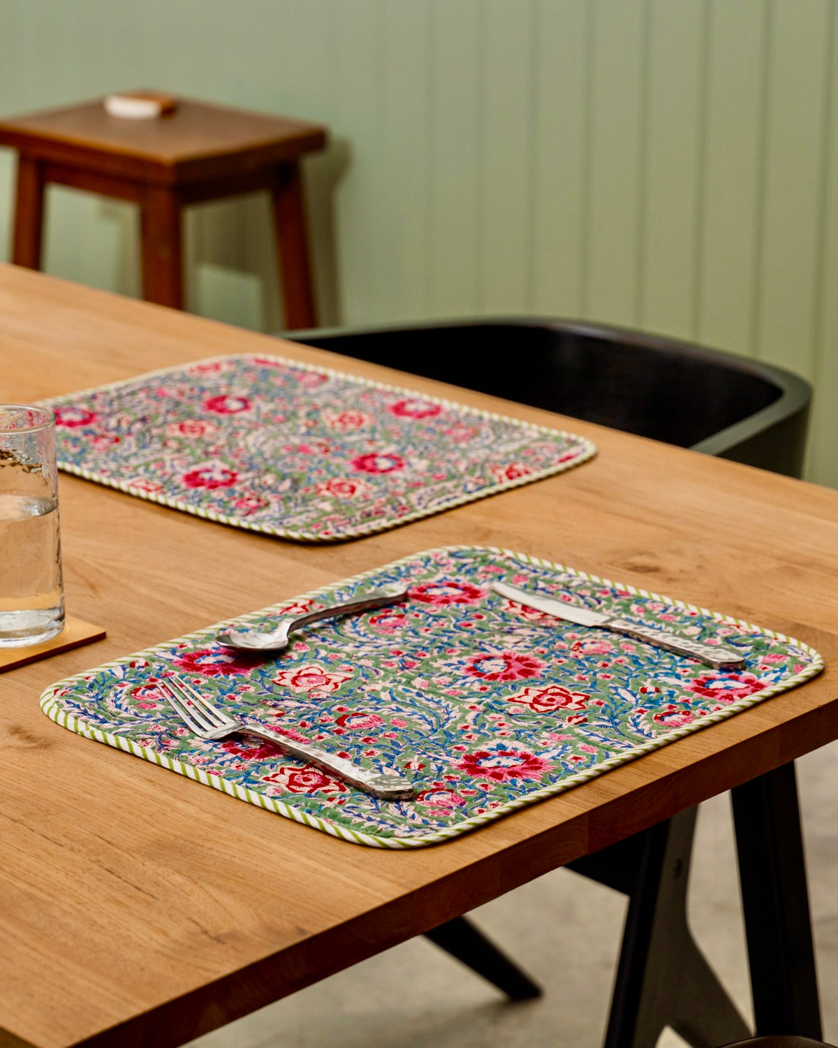 Traditional block print quilted placemat S/6 Green/Pink