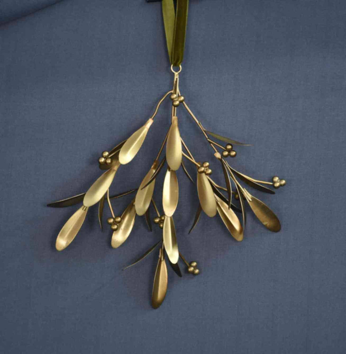 CLASSIC MISLETOE  ORNAMENT GOLDEN