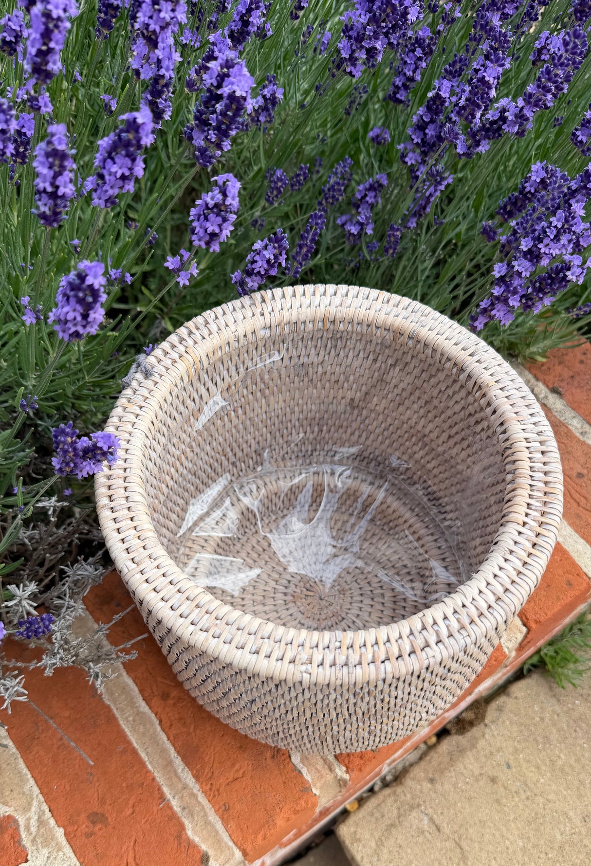 RATTAN ROUND PLANTER WITH PLASTIC LINER