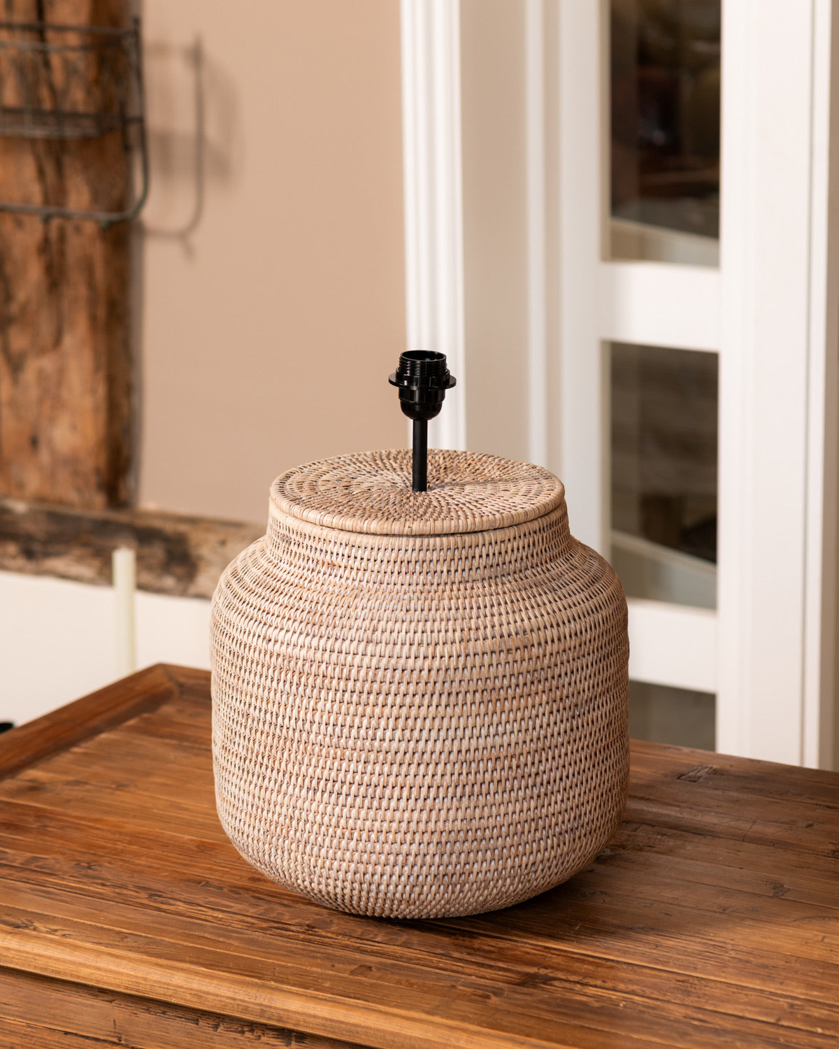 RATTAN LAMPBASE WHITE (no shade)